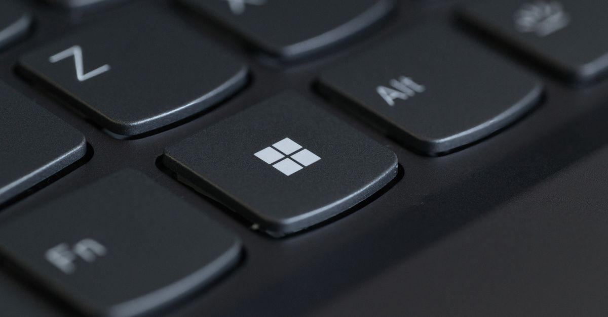 Candado metálico sobre un teclado de computadora como símbolo de protección de datos